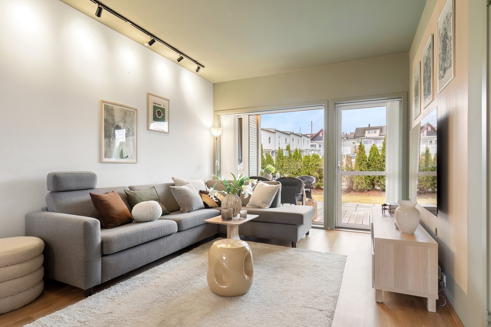 Stue - pent innredet med tidsriktige farger og materialer Galleribilde