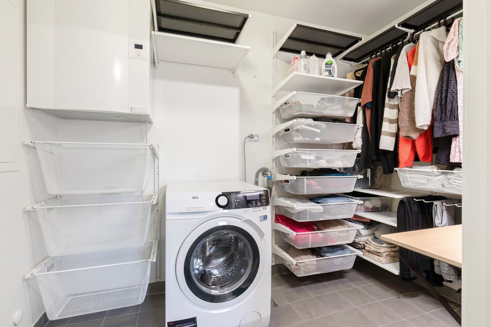 Vaskerom/garderoberom i direkte tilknytning til soverommet Galleribilde