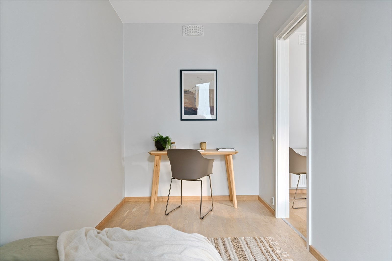 Det litt mindre soverommet passer utmerket som et barnerom, gjesterom eller kontor. Galleribilde