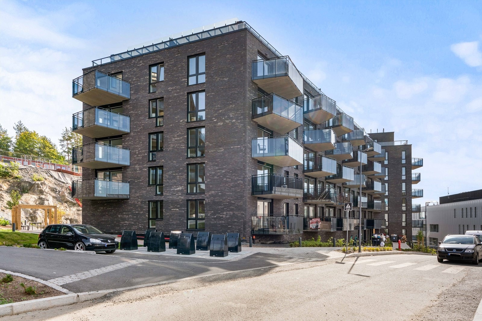 Parkering i felles garasjeanlegg med heisadkomst til leilighetsplan. Galleribilde