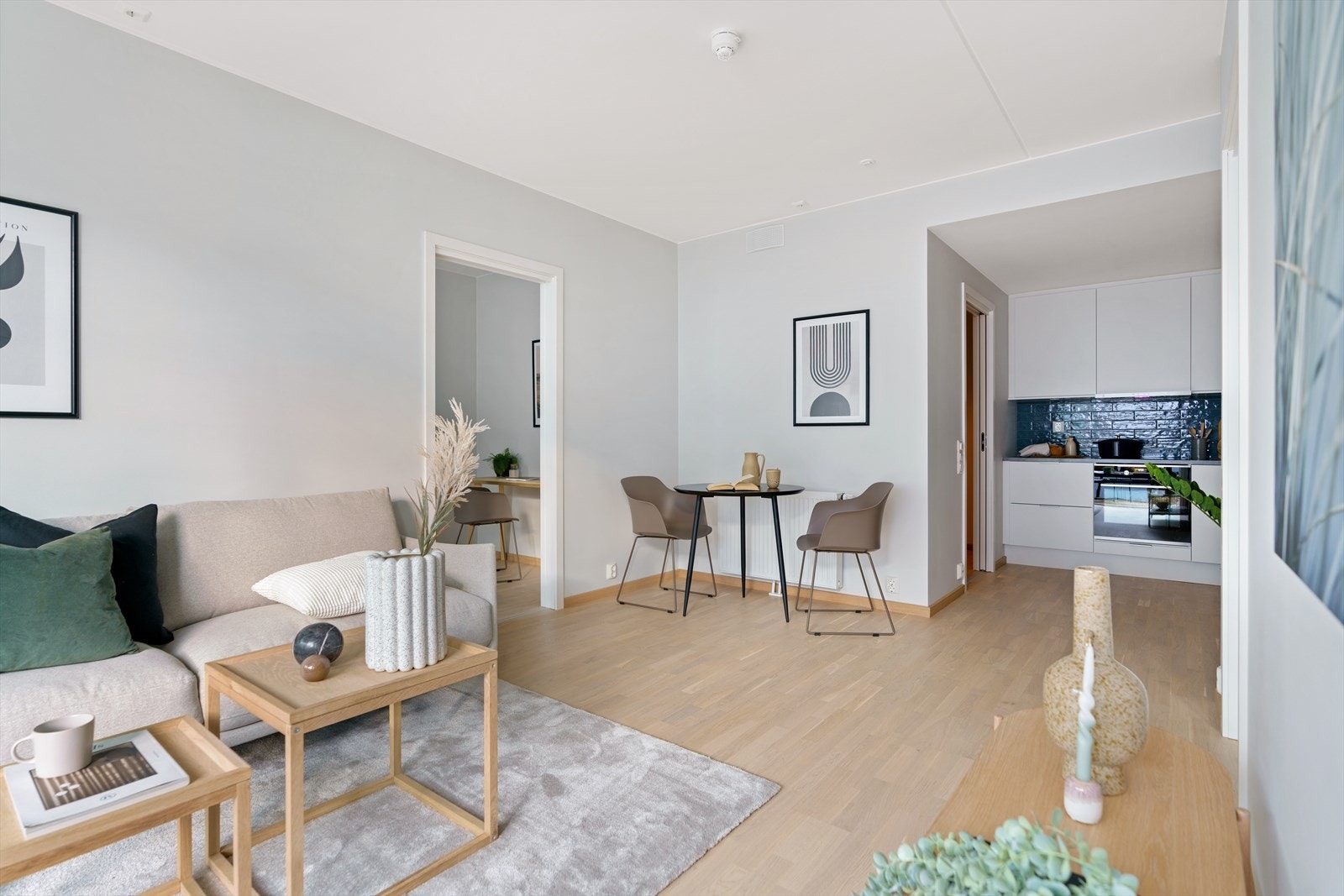 I stuen er det god plass til å møblere med sofaløsning, spisebord og tilhørende møblement. Galleribilde
