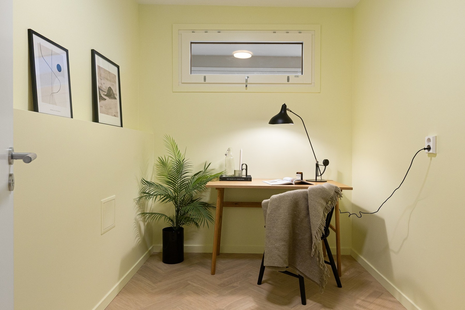 Lyst og allsidig rom hvor man enkelt kan innrede med skrivepult eller sovesofa Galleribilde