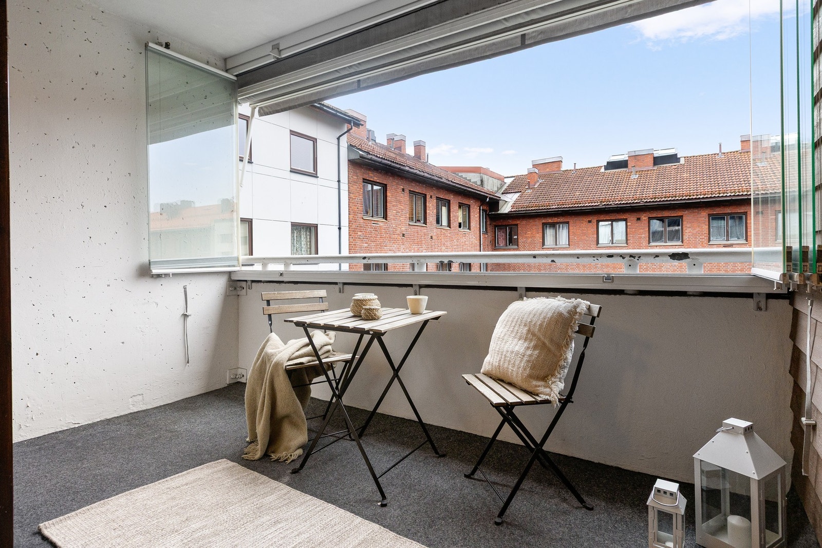 Balkongen er sørvestvendt med gode solforhold, vendt mot en rolig bakgård og med gode møbleringsmuligheter Galleribilde