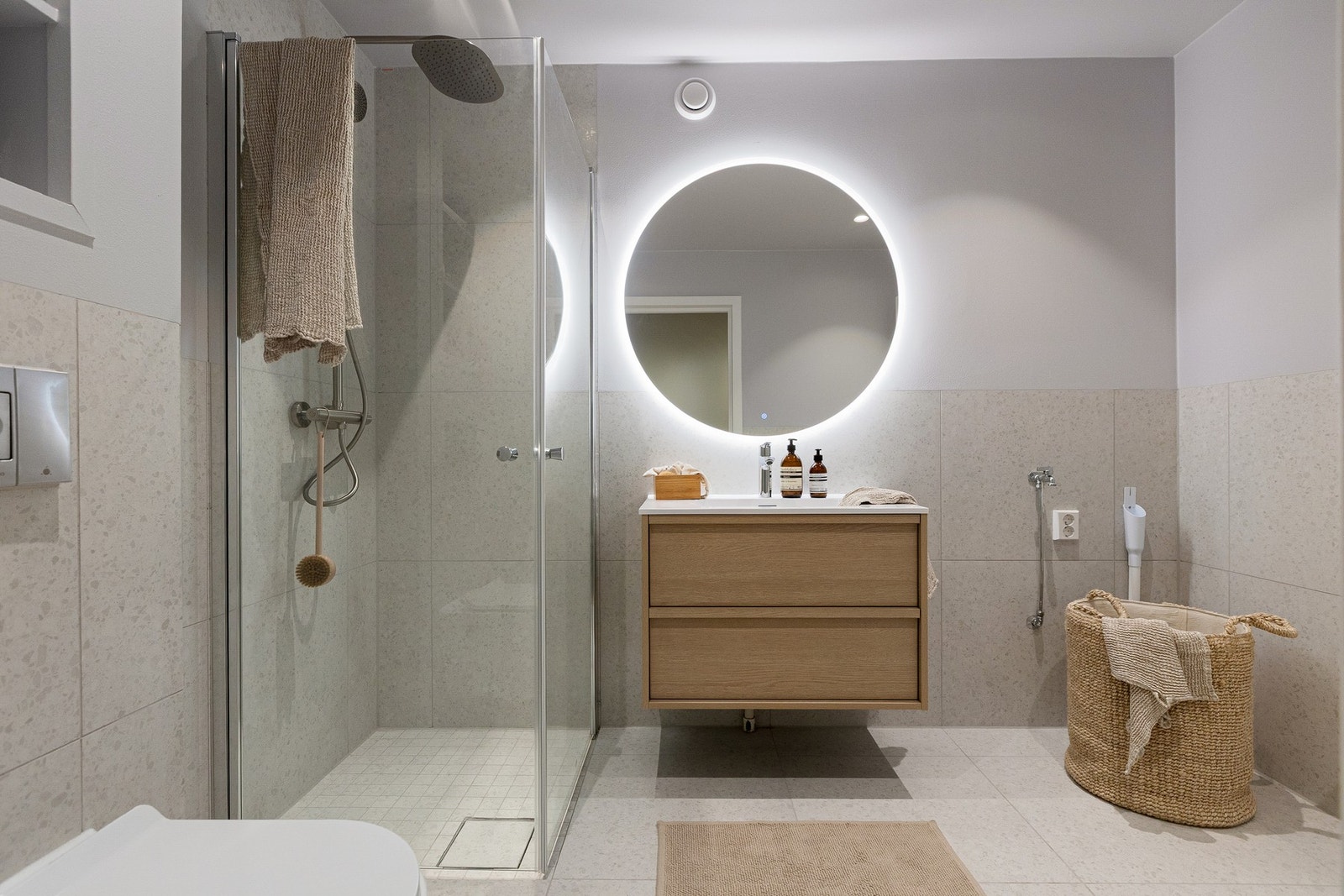 Moderne og overflateoppusset baderom fra 2026 Galleribilde