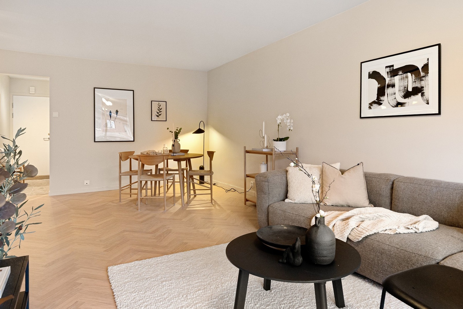 Rommet har en gjennomført stil - med lyse fargevalg, klassiske detaljer som fiskebensparkett og godt lysinnslipp Galleribilde