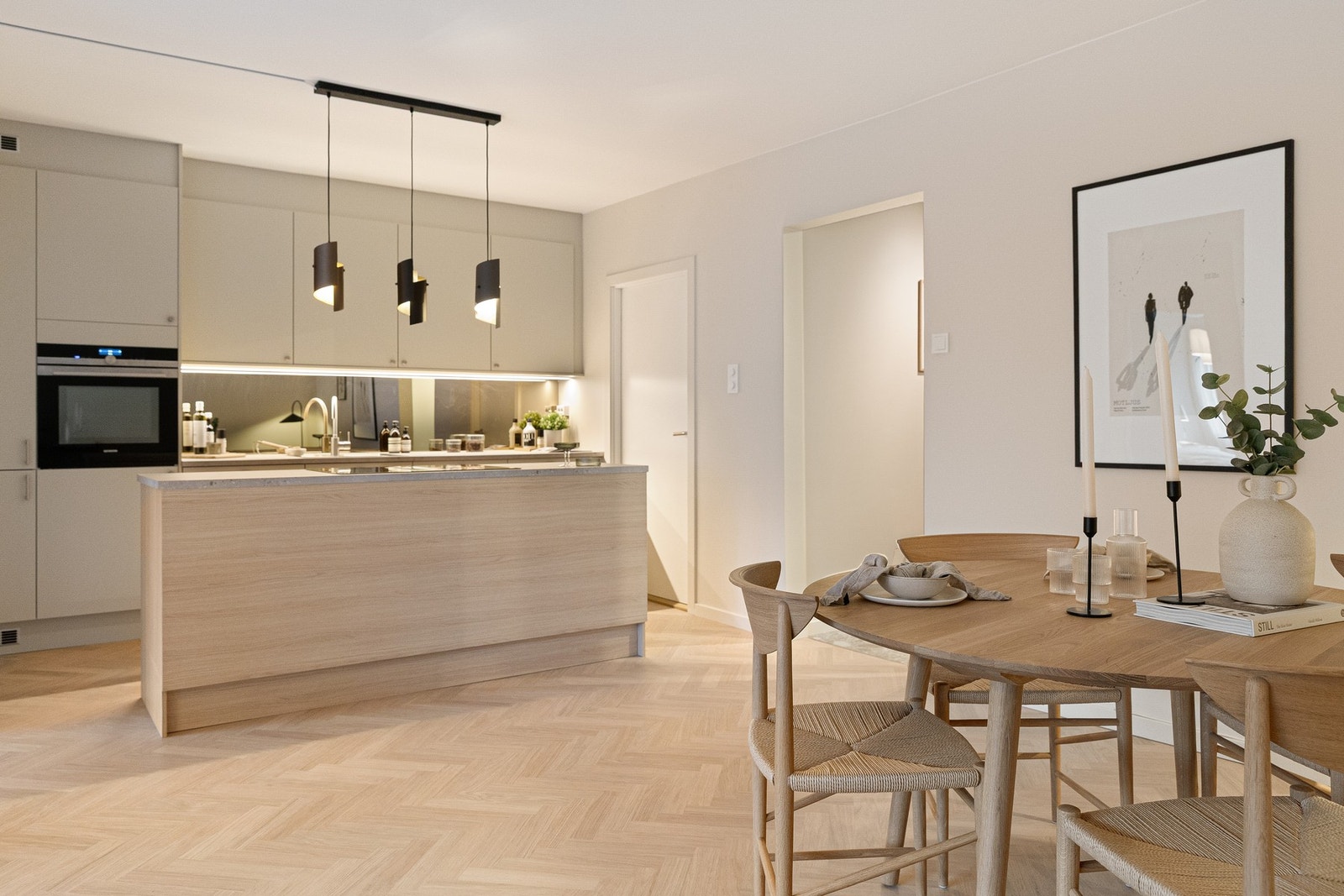 Kjøkkenøy som skaper en sosial og naturlig sammenheng mellom kjøkken og spisestue Galleribilde