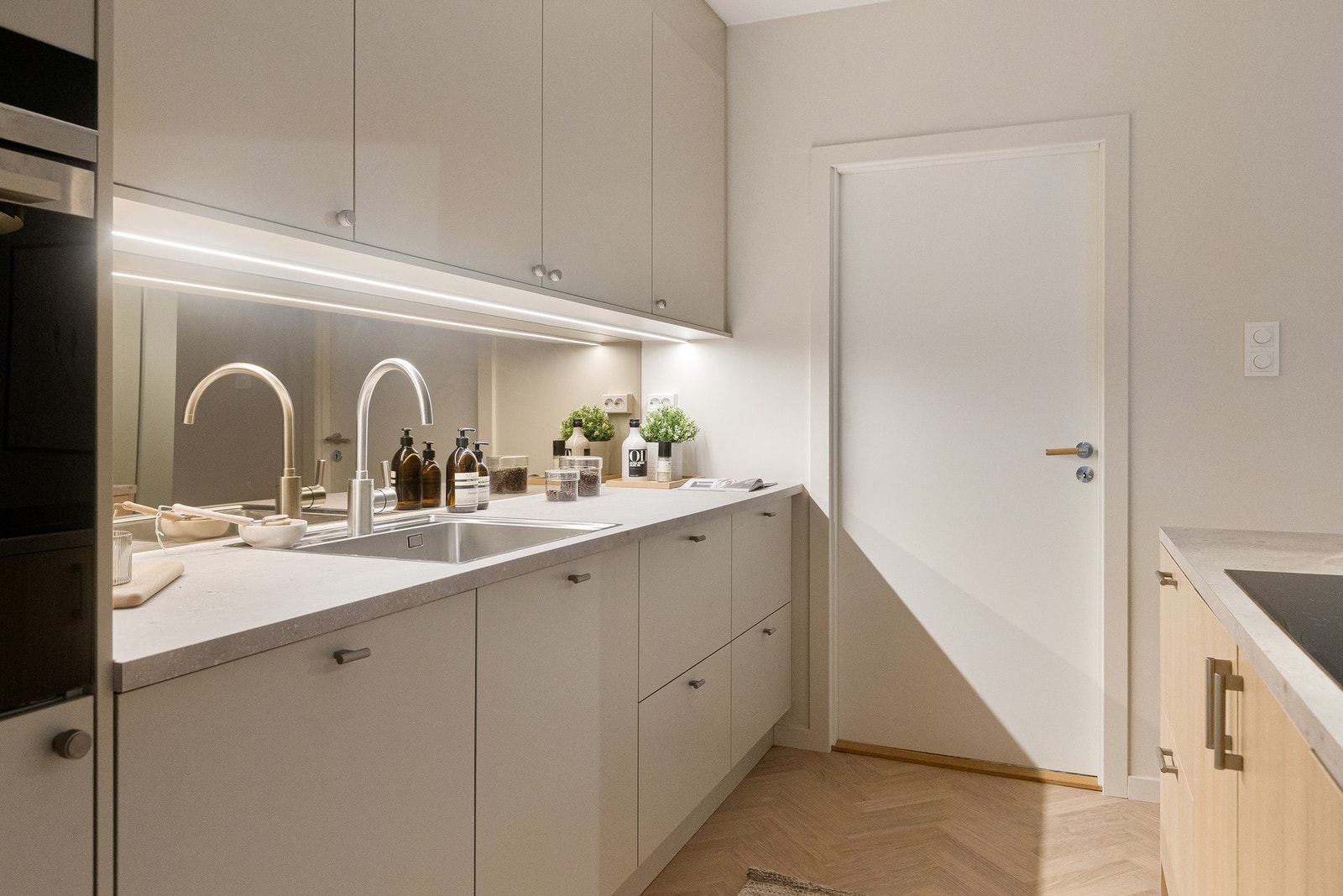 Tidløse materialer, lyse fargevalg og moderne komfort Galleribilde