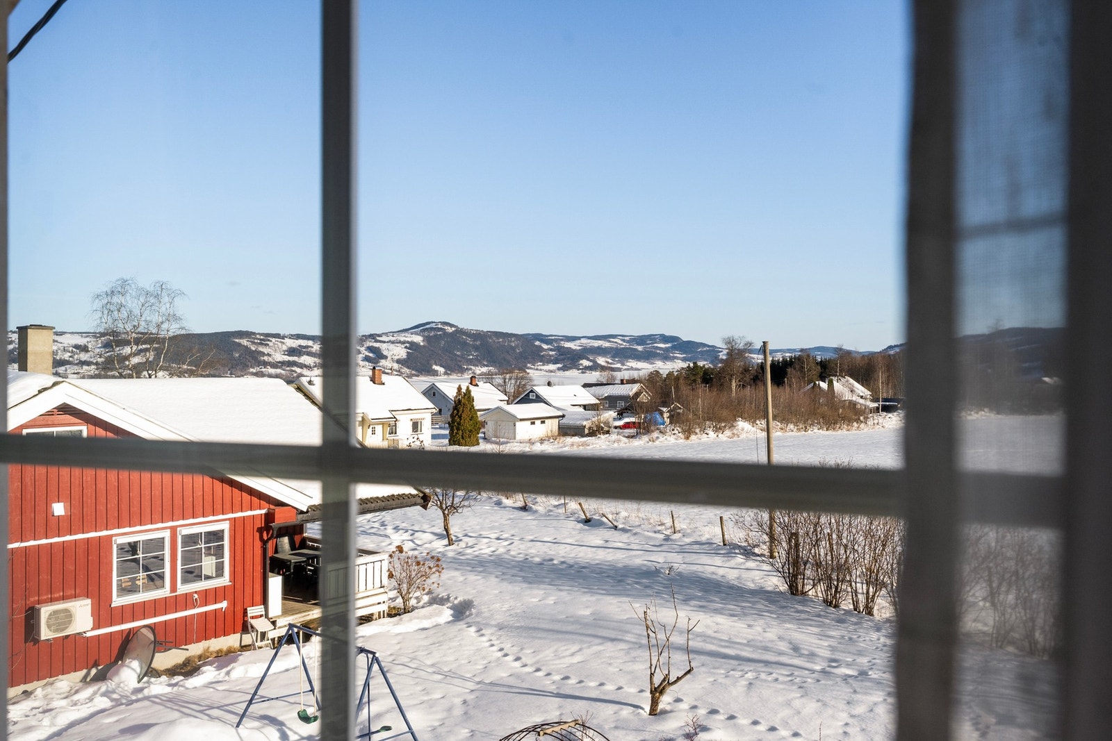 Utsikt fra hovedhus til kårboligen Galleribilde