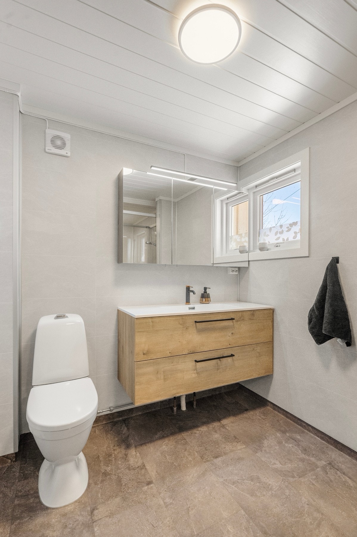 Baderomsinnredning og gulvmontert toalett Galleribilde
