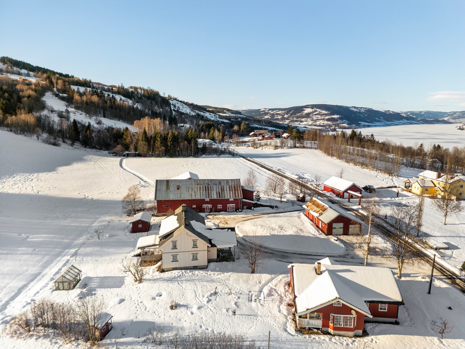 Tun med hovedbygning, kårbolig, driftsbygning, garasjebygg og lagerbyy Galleribilde