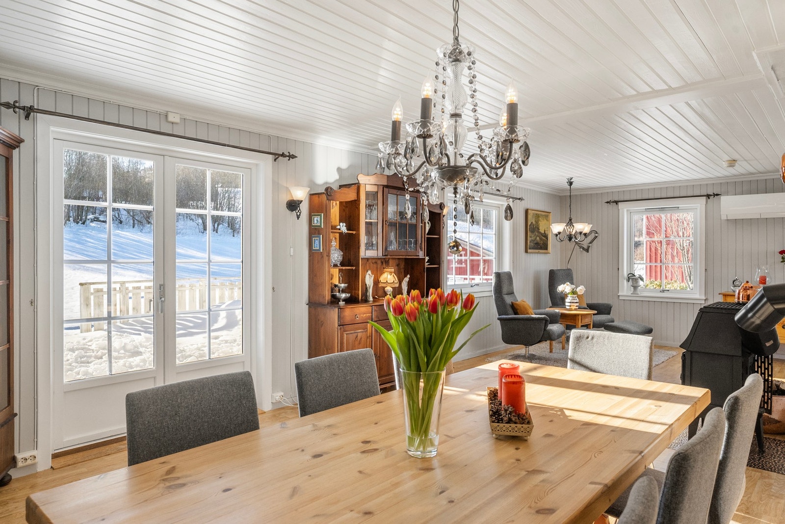 Fin plass for stor spisestue i stua - utgang til romslig terrasse Galleribilde