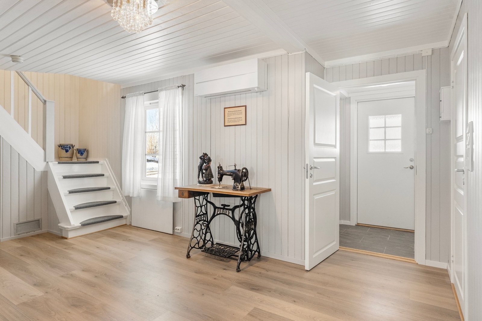 Hall/trapperom - lysmalt - nyere varmepumpe montert her Galleribilde