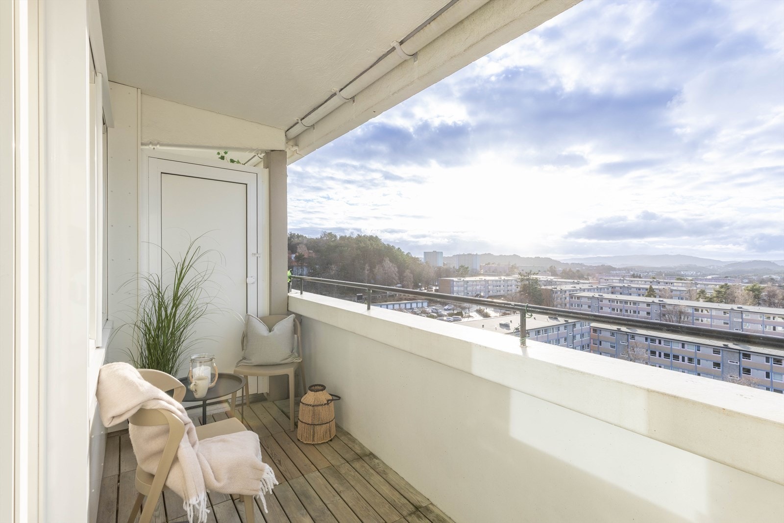 Vestvendt balkong hvor du kan nyte sene sommerkvelder Galleribilde