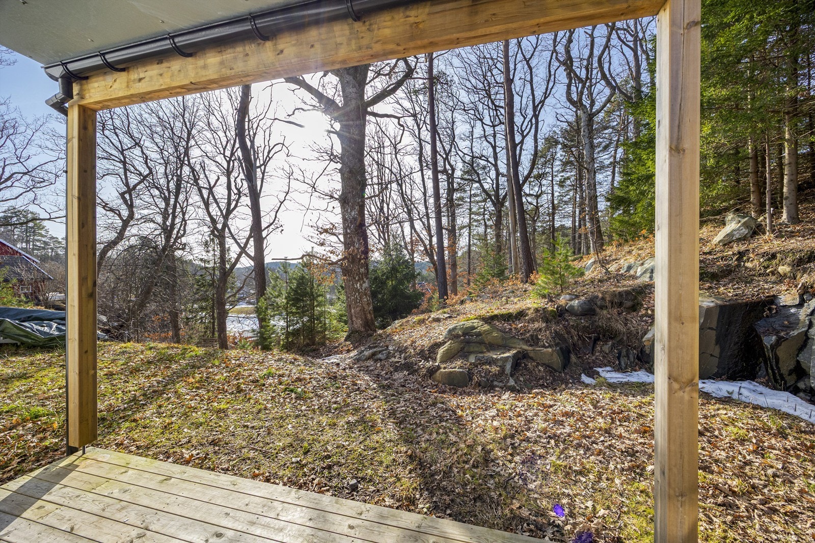 Terrasse med tak og plater fra 2. etasjens balkong. Galleribilde