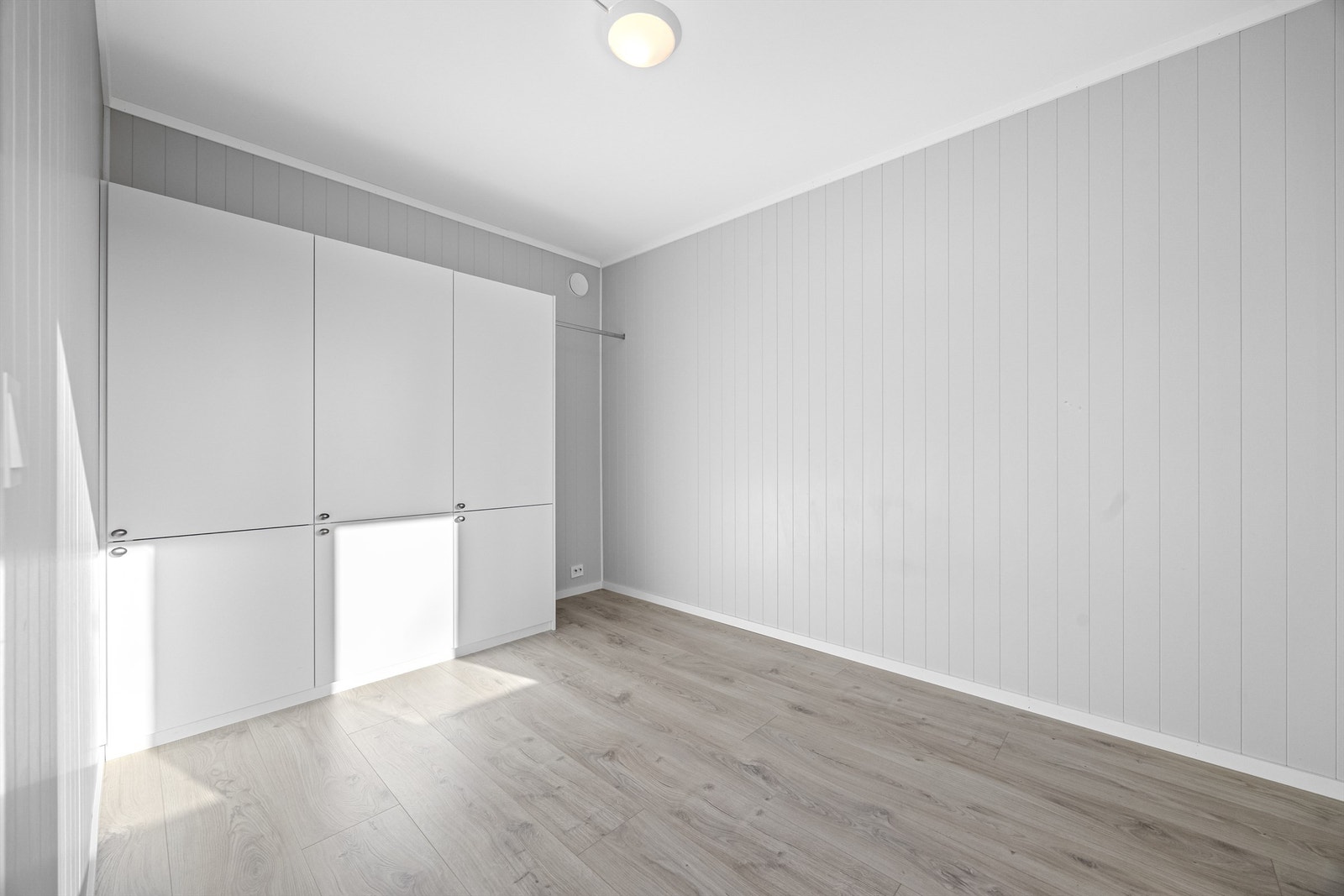 Hovedsoverom med praktisk garderobe og plass til dobbeltseng. Galleribilde