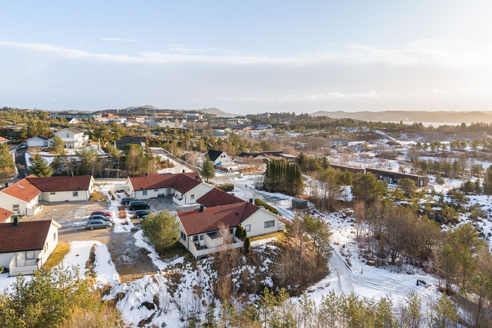 Skjermet beliggenhet i et rolig område, samtidig som er det gangavstand til sentrum med det man måtte trenge av tjenester og tilbud Galleribilde