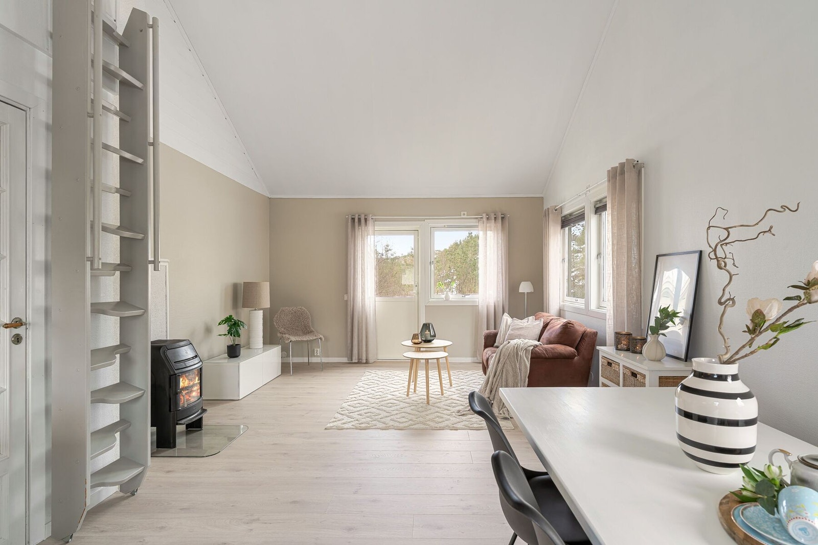 Det er god plass til sofagruppe, TV og div. annet møblement etter behov. Fra stuen har man adkomst til hems via stige Galleribilde