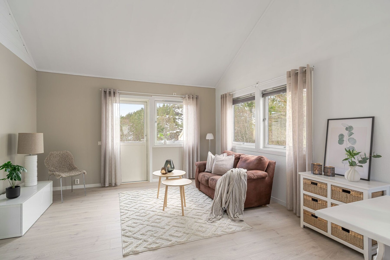 Pen 3- roms leilighet oppført i 1999 på 76 kvm. Galleribilde