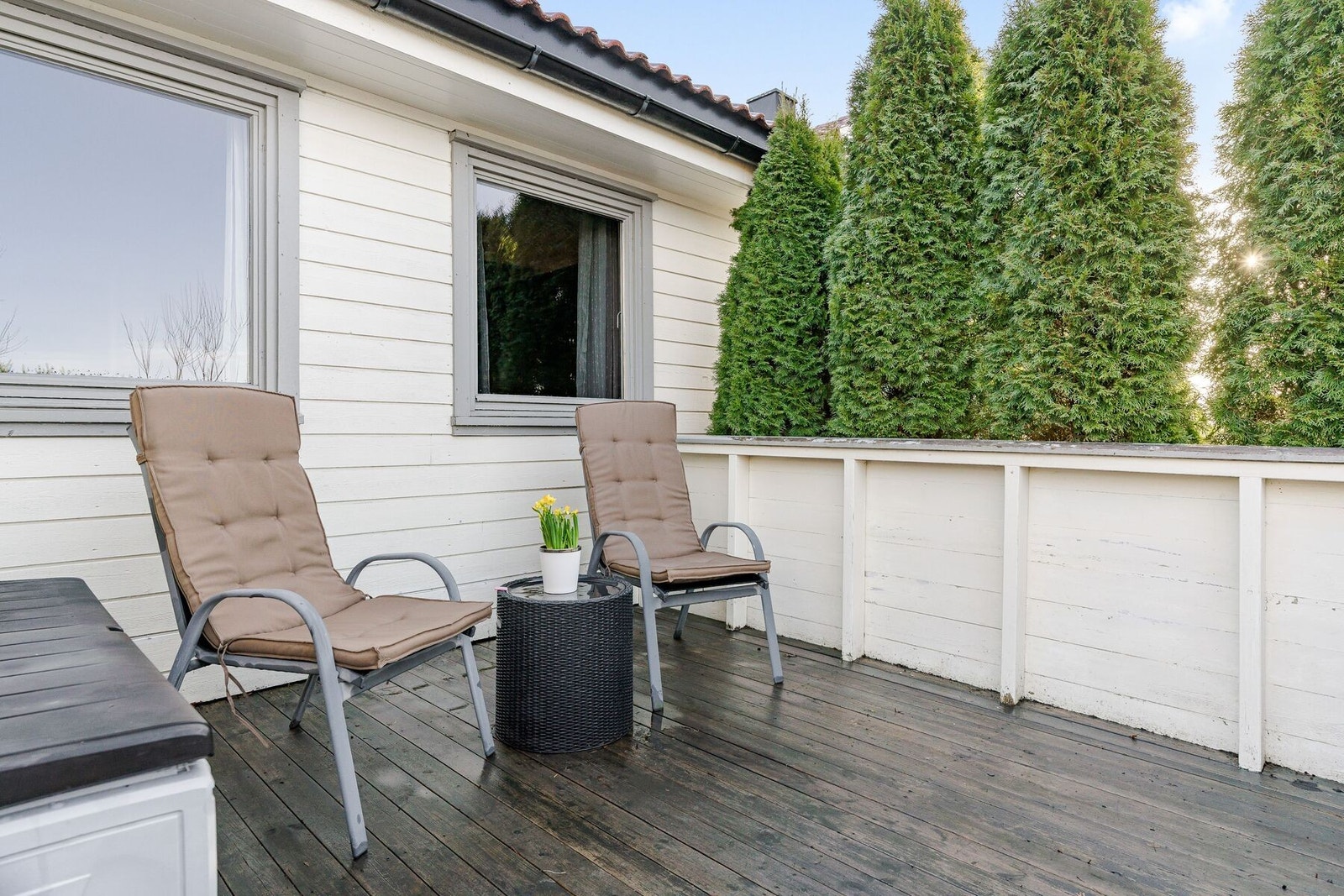 Uteområdet ligger skjermet til med gode solforhold. Endeterrasse Galleribilde