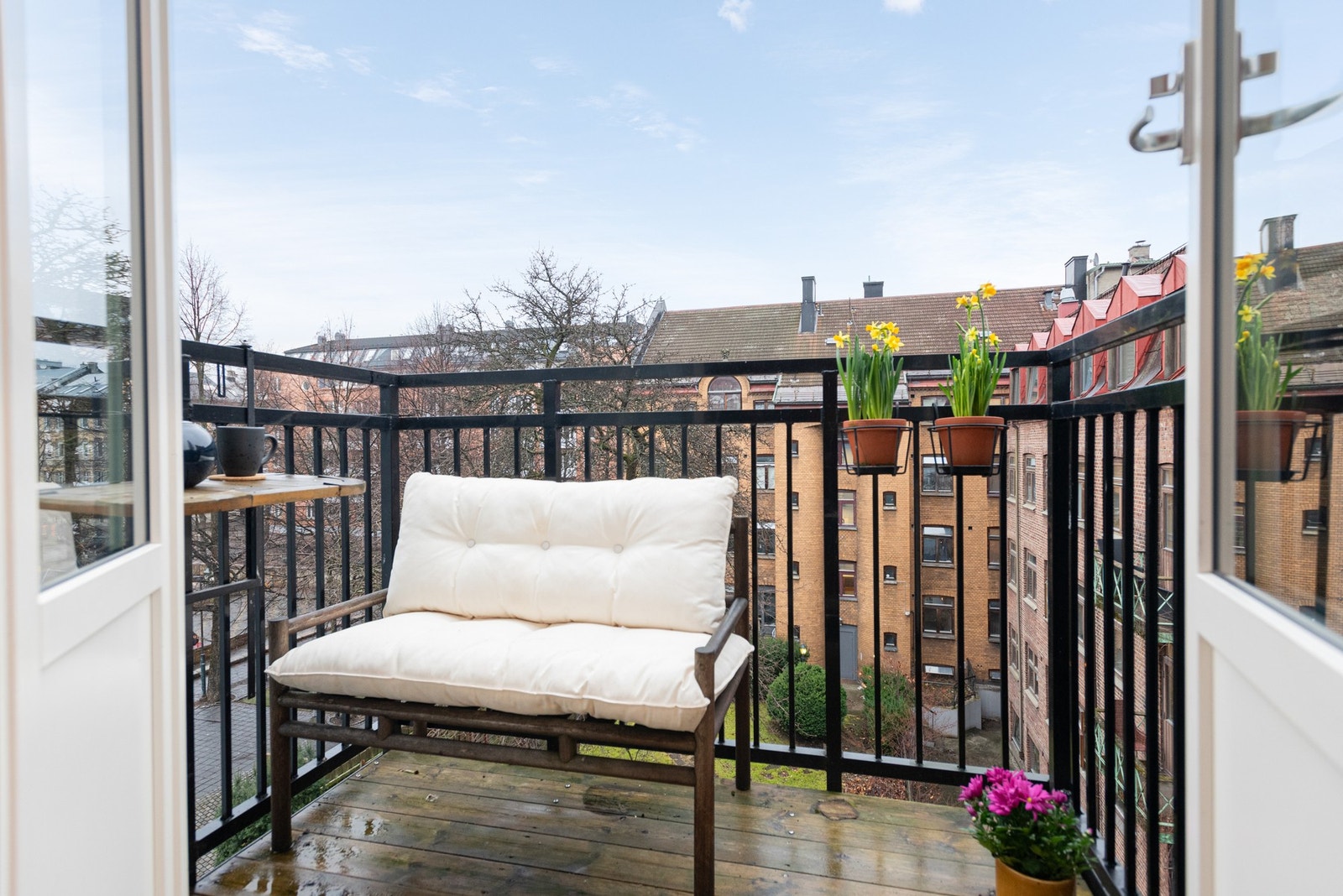 Sjarmerende og gjennomgående 2-roms i klassisk bygård med balkong, sentralt beliggende på Grønland. Galleribilde