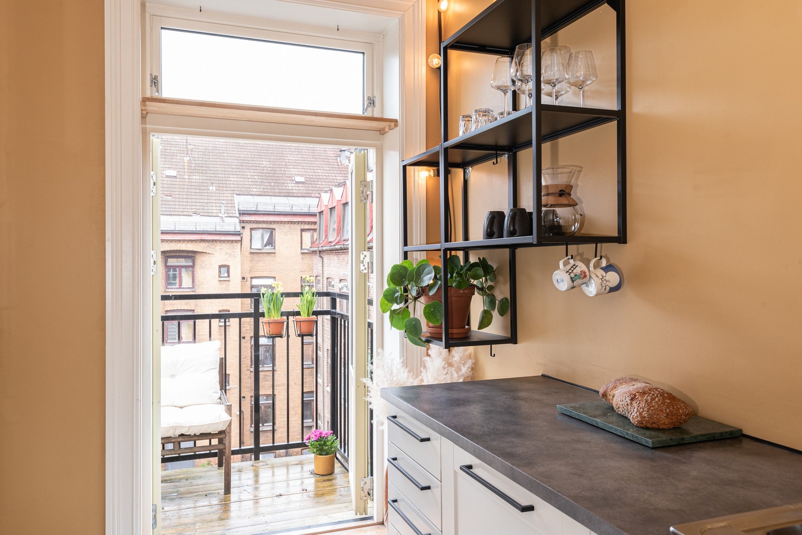 Kjøkkeninnredning fra Norema fra 2012. Veggene på kjøkkenet ble helsparklet og malt i 2024. Galleribilde