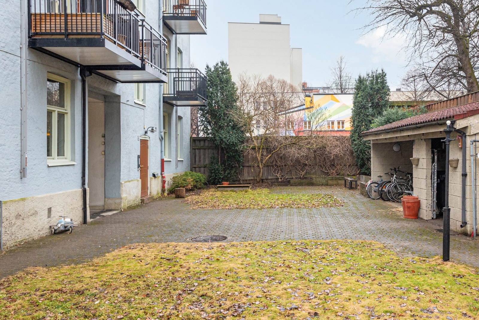 Hyggelig bakgård med grønne omgivelser i sommermånedene. Galleribilde