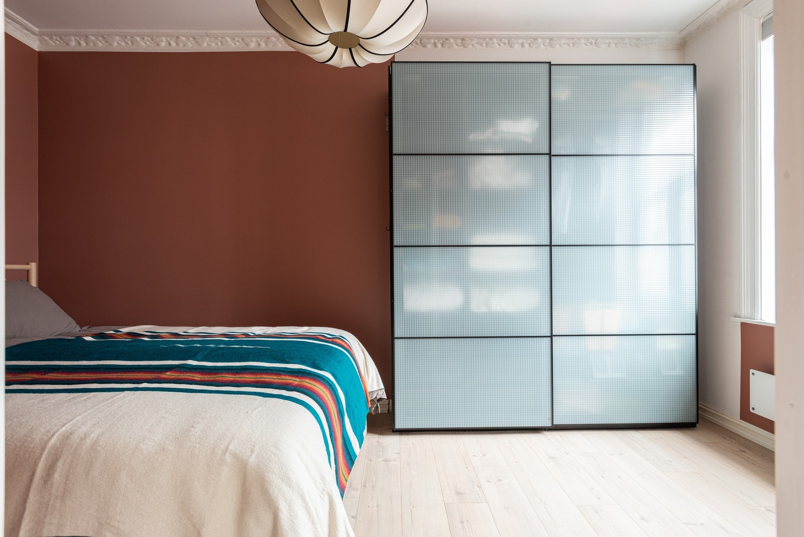 Romslig soverom med god plass til dobbeltseng, garderobeskap og arbeidspult. Galleribilde