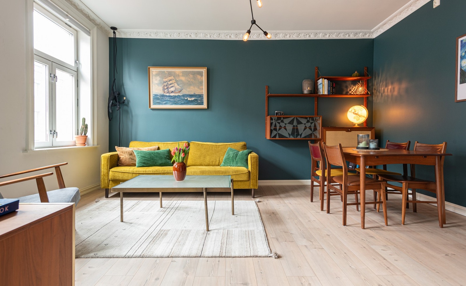 Romslig stue med plass til både sittegruppe og spiseplass. Galleribilde