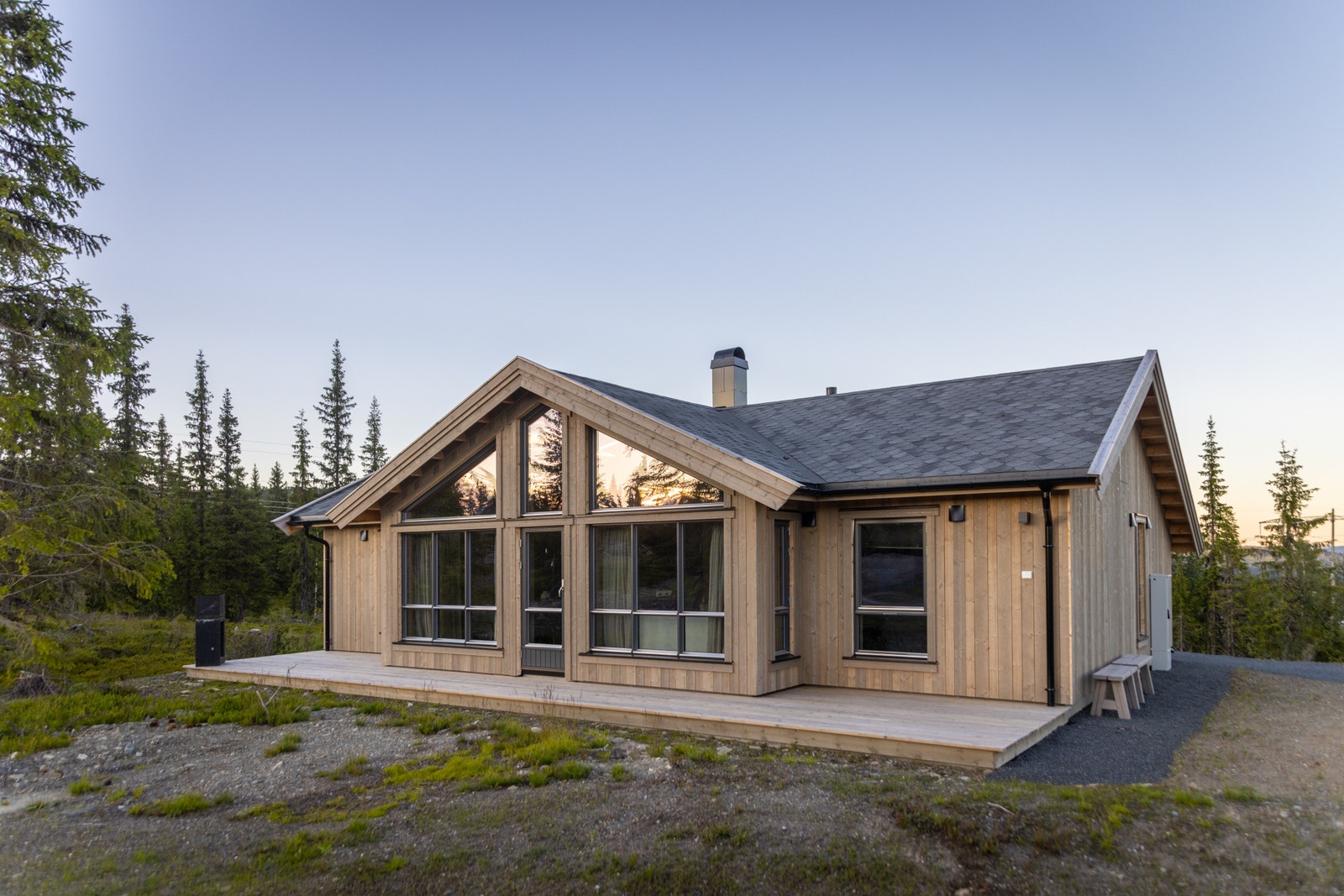 ferdig bygd hytte på feltet Galleribilde