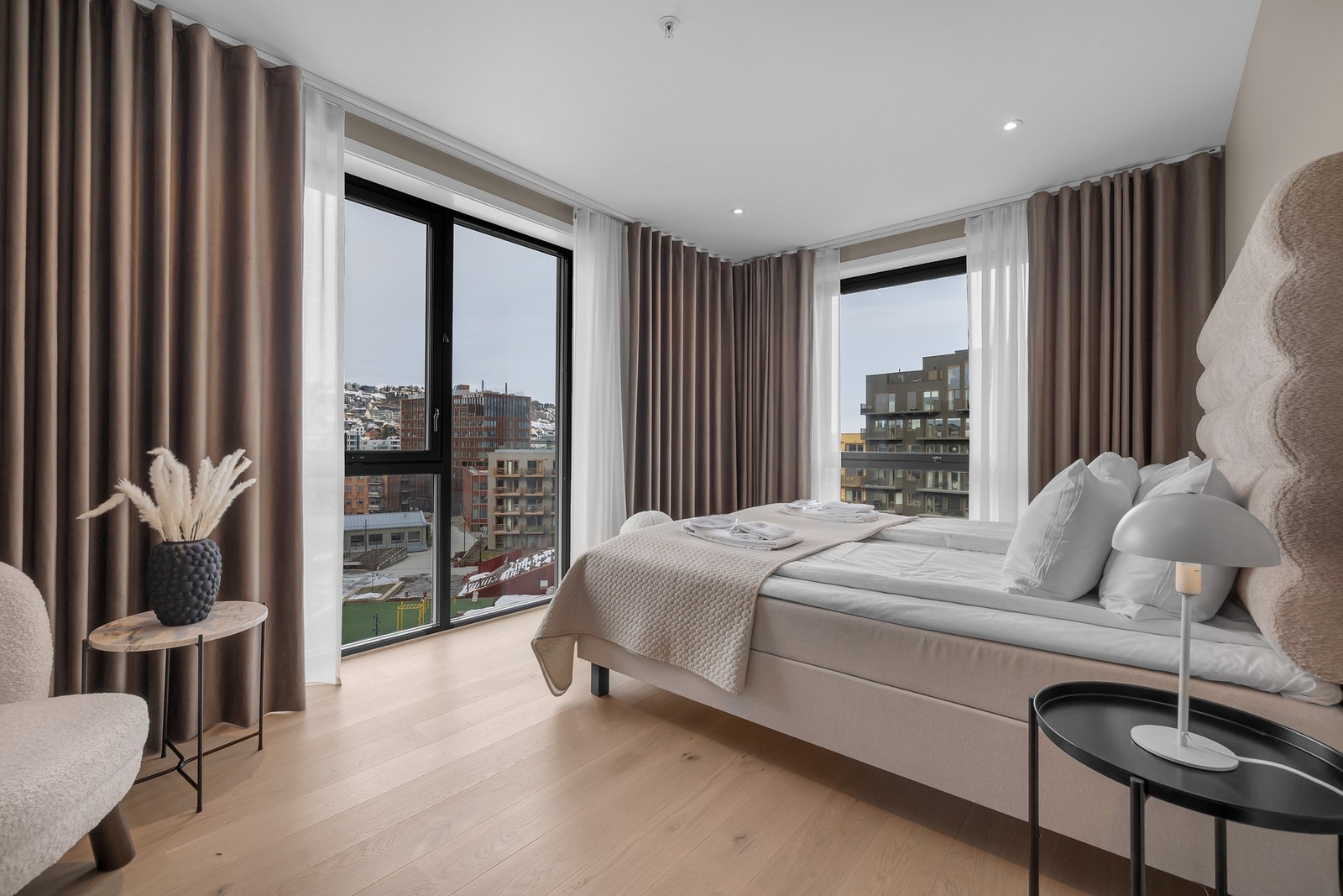 Rommene gir deg en hotellfølelse med den gode takhøyden, vinduer fra gulv til tak og elegante gardiner. Galleribilde