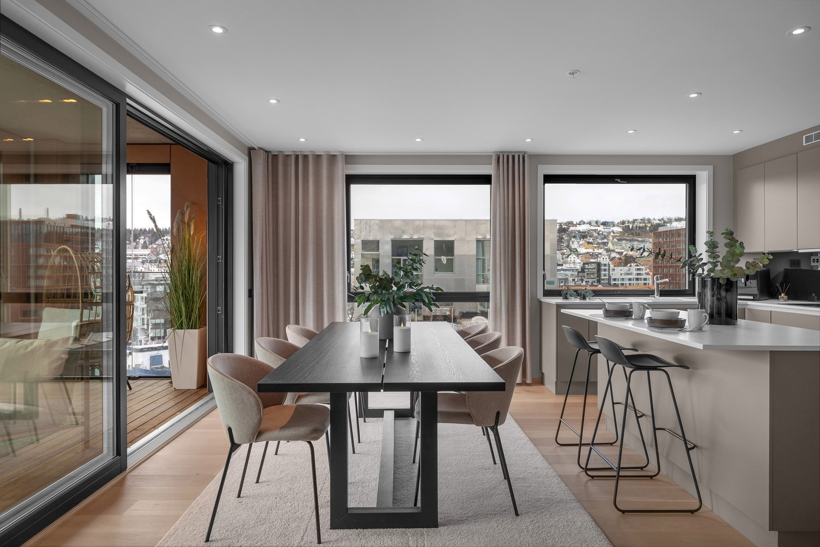 Leiligheten har en svært god planløsning. Det er lagt stor vekt på at utforming og lysflater skal gi en god atmosfære. Galleribilde