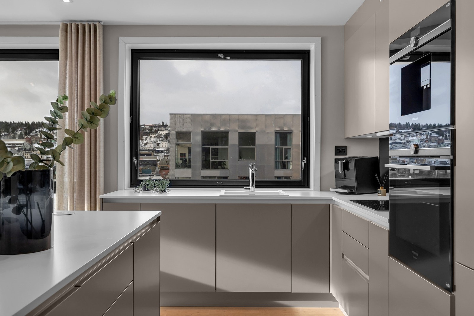 Kjøkkenet er utstyrt med integrerte hvitevarer som kaffemaskin, koketopp, stekeovn, oppvaskmaskin og kjøl/frys. Galleribilde