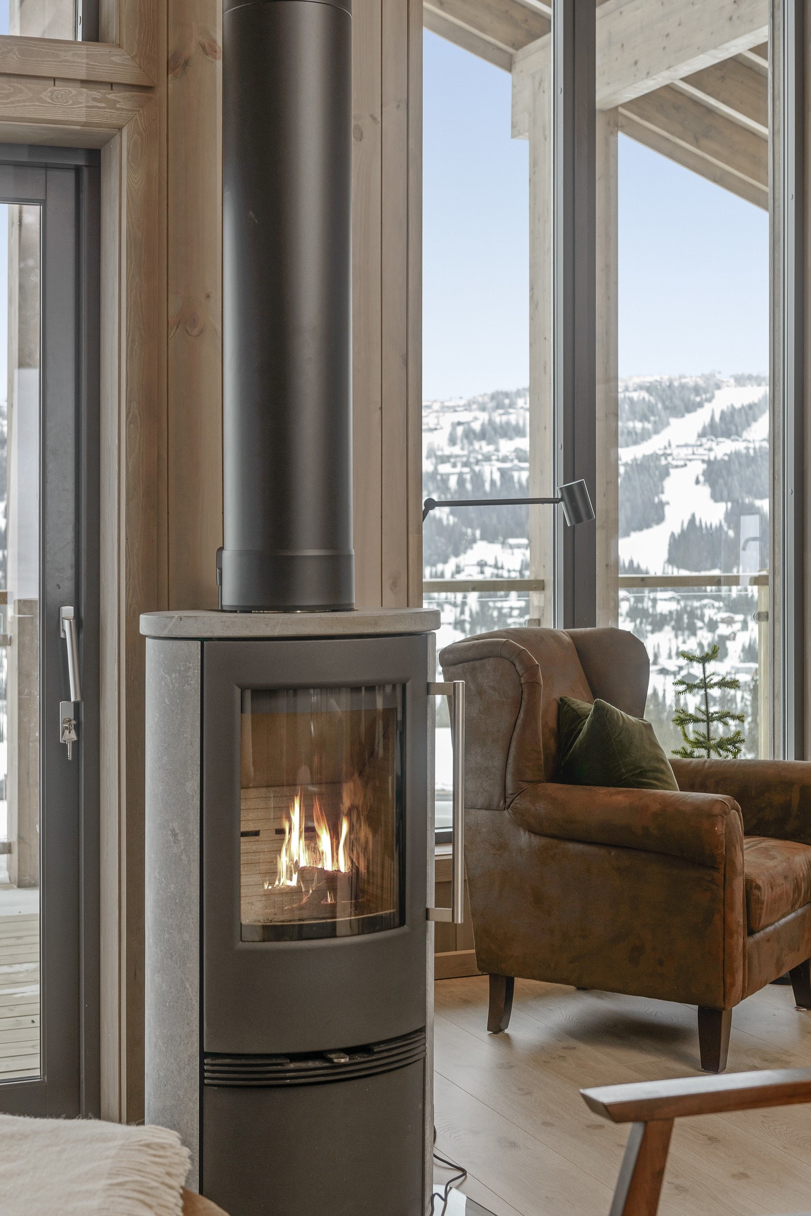 Peisovn er plassert mellom vinduene og utsikten i stuen! Galleribilde