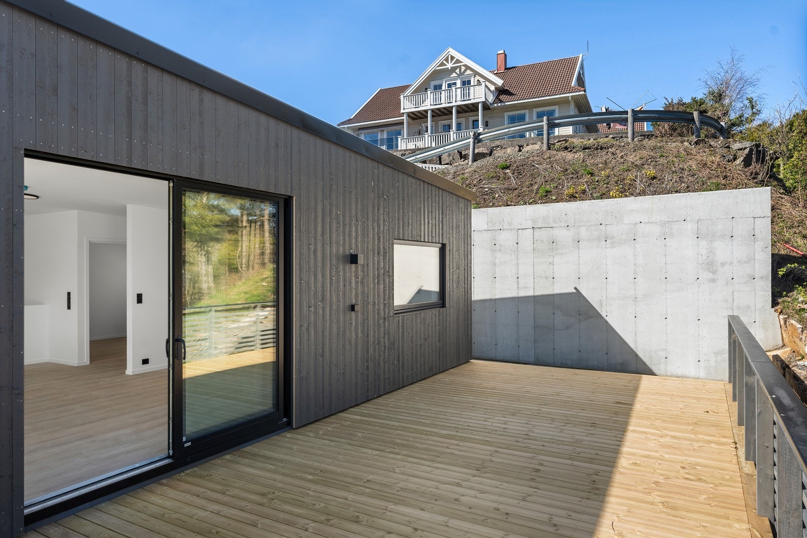 Terrassen er på totalt 51 kvm. og strekker seg over carport og på fremsiden av boligen. Galleribilde