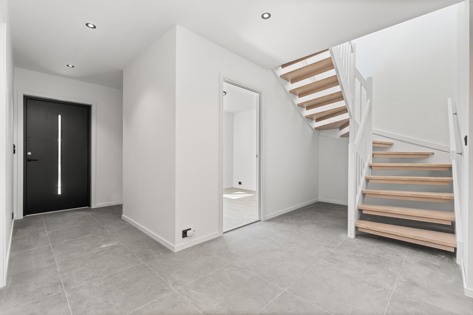 Gang er flislagt med 30x60 fliser og gips på tak og vegger. Galleribilde