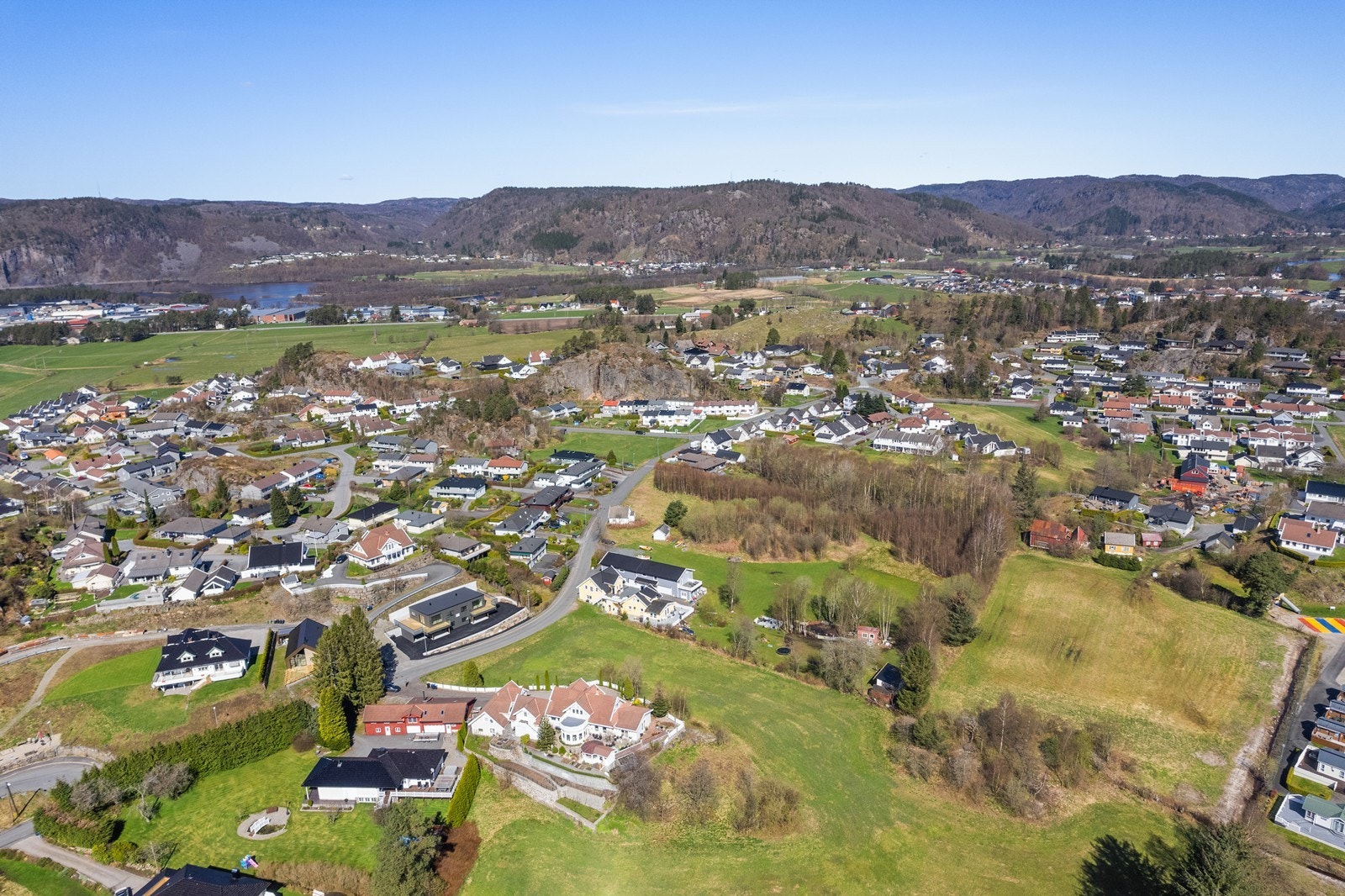 Tomten er på totalt 1100 kvm. hvor hver bolig har sin del av utearealet iht. utomhusplan. Galleribilde