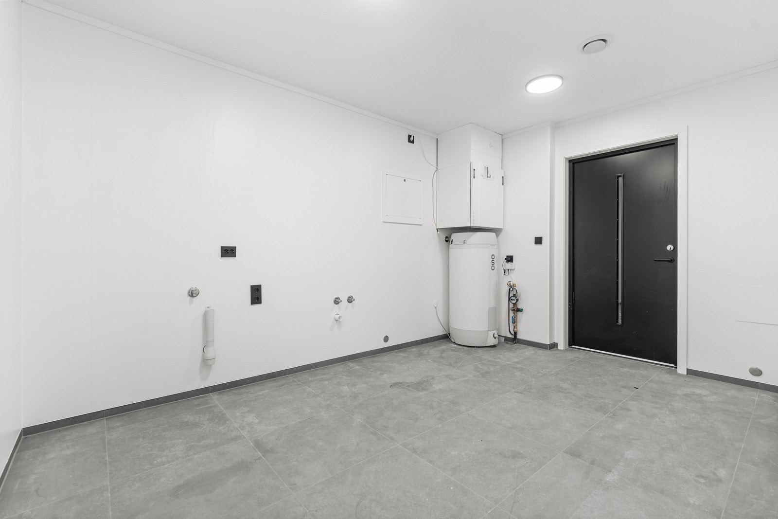 Praktisk og stort vaskerom som har utgang til carport slik at du kan gå tørrskodd fra bilen til boligen hele året. Galleribilde