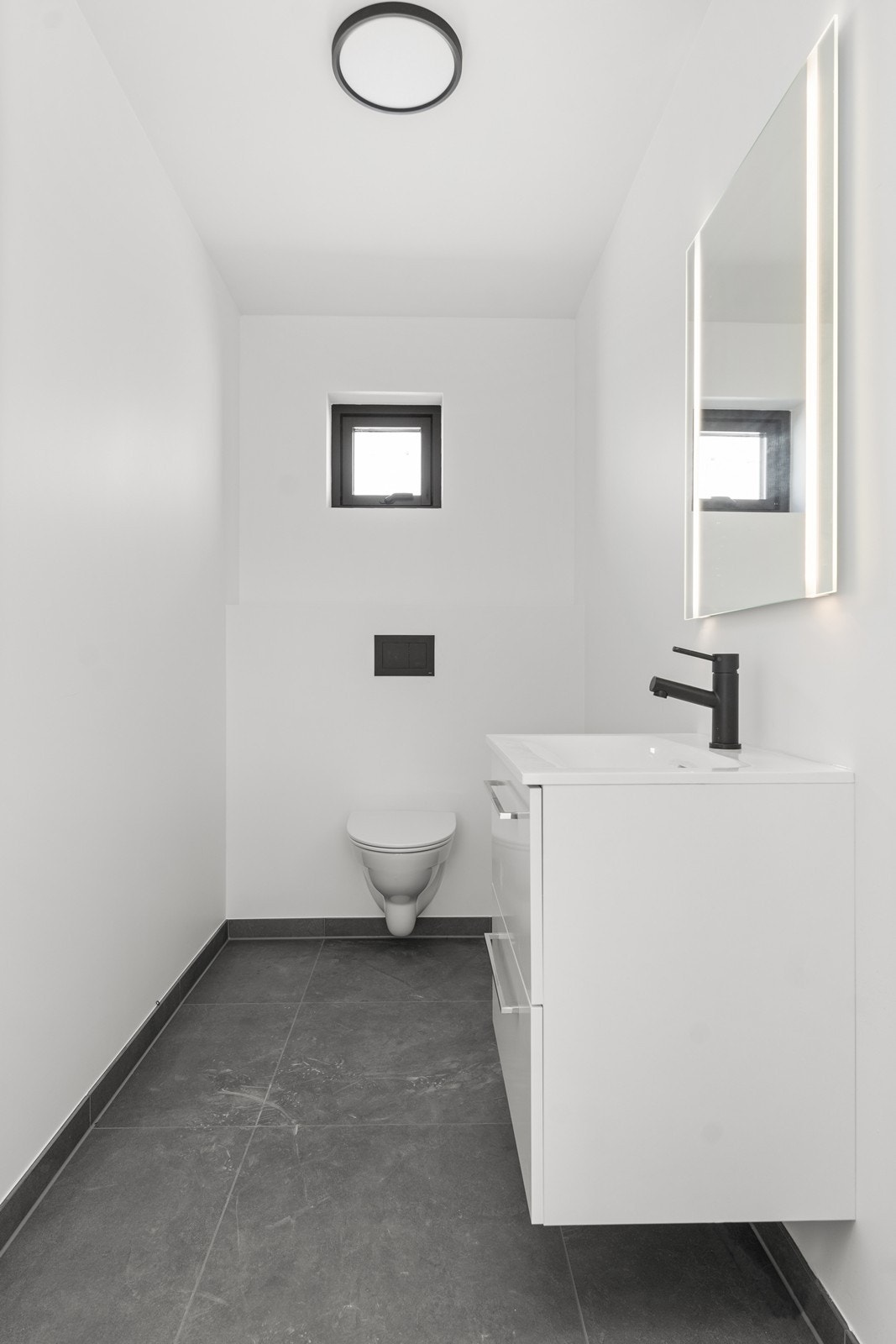 Her er det flislagt gulv og gips på vegger og tak. Galleribilde