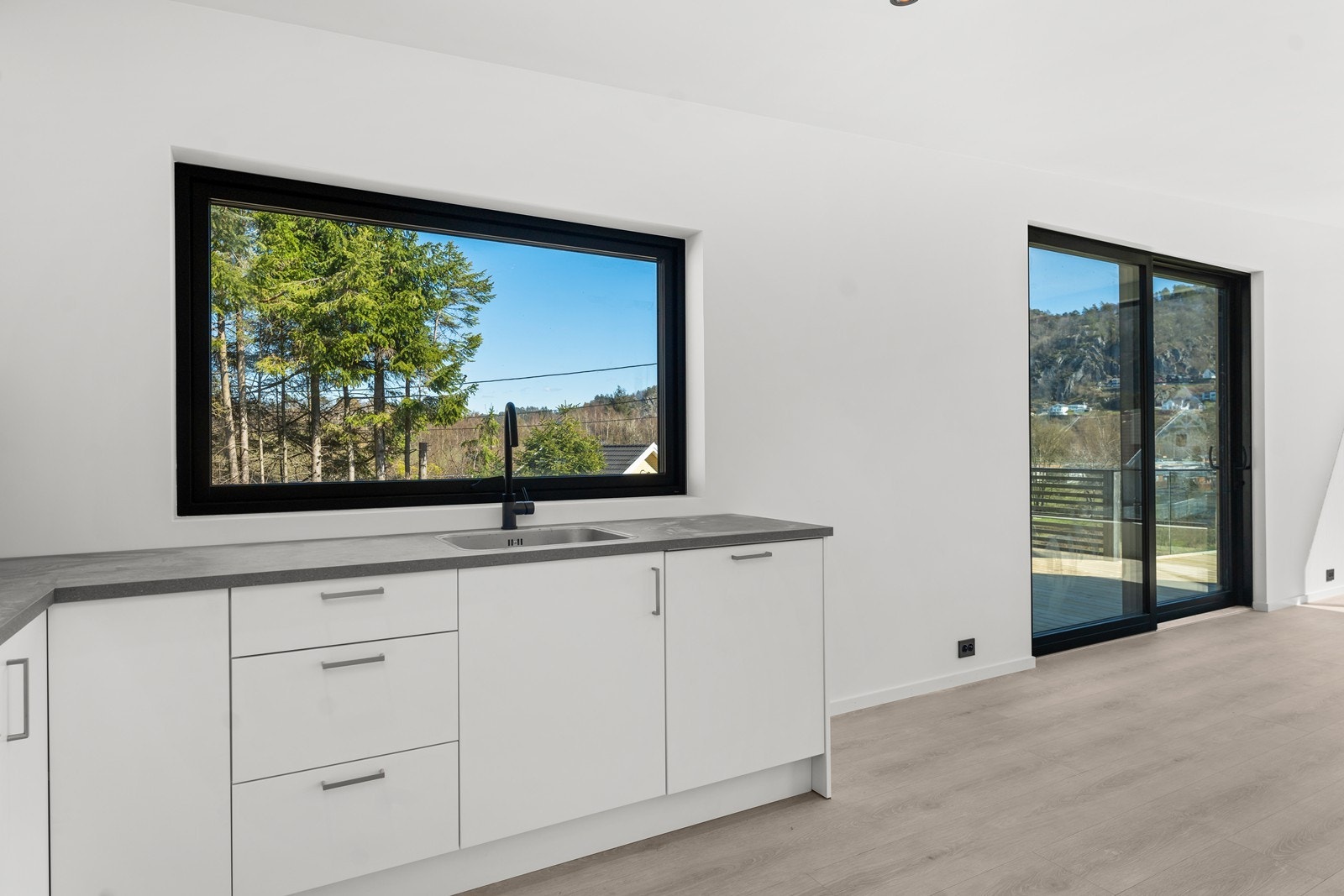 Kjøkken er praktisk plassert like ved utgang til terrasse. Galleribilde