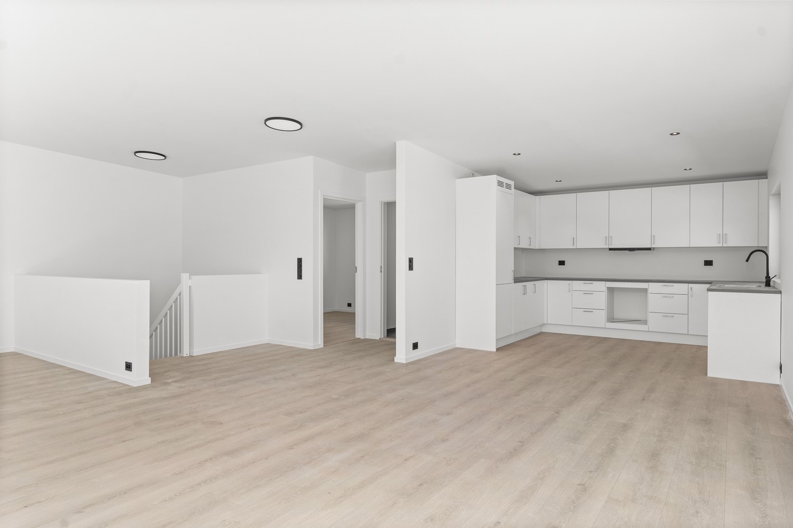 Kjøkken har innredning fra Strai og er komplett med integrerte hvitevarer og god skap- og benkeplass. Galleribilde