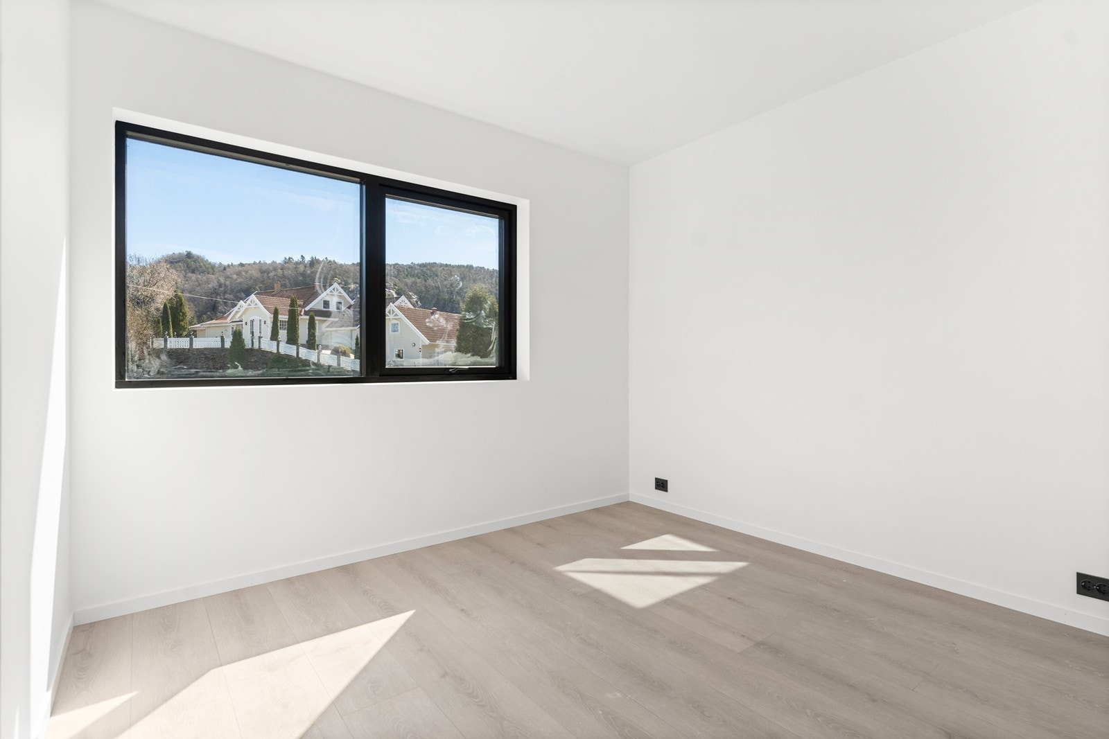 Soverom 1 nede i front av boligen. Galleribilde