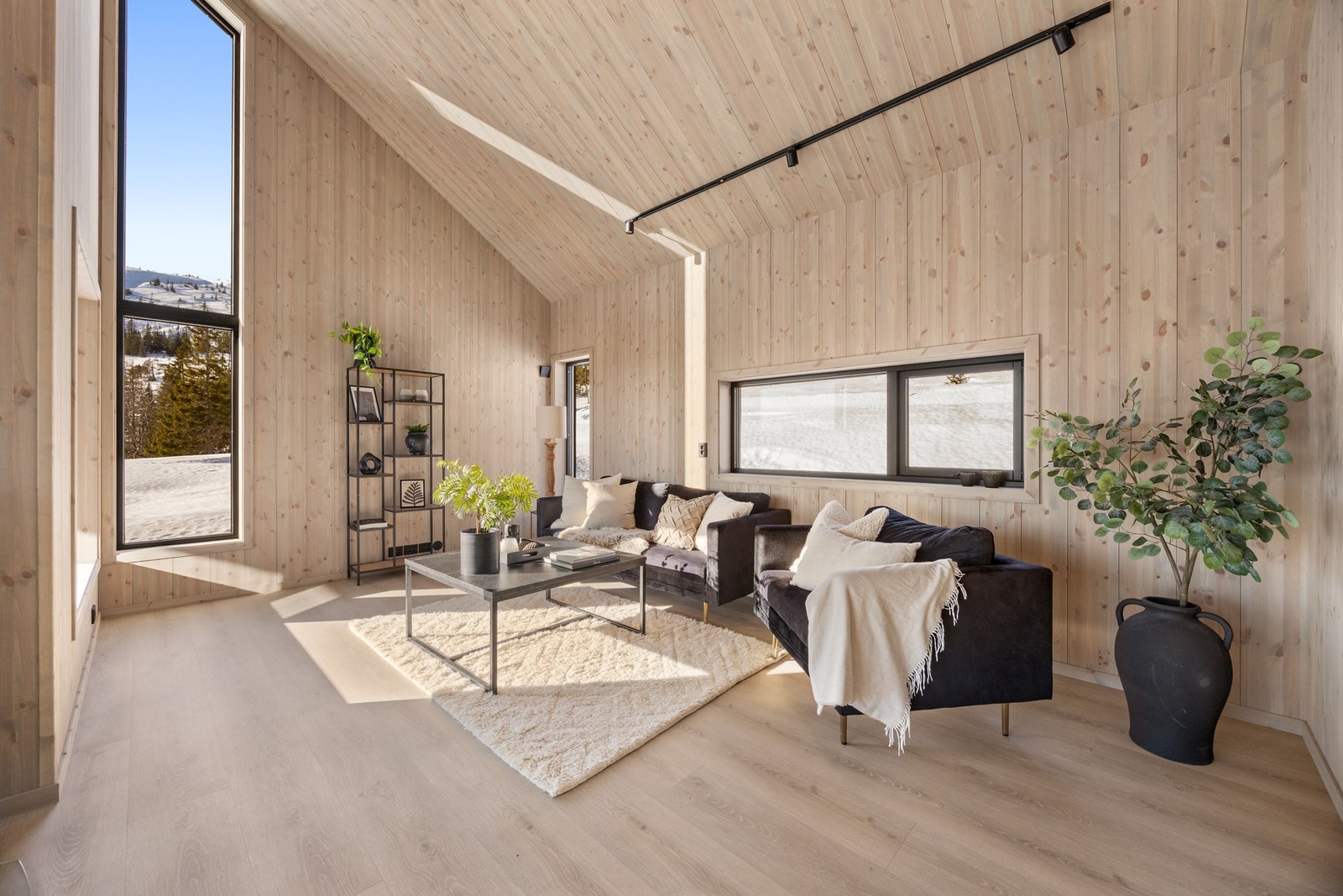 Det er god plass til sofa og spisestue, slik at hele familien kan være sammen! Galleribilde