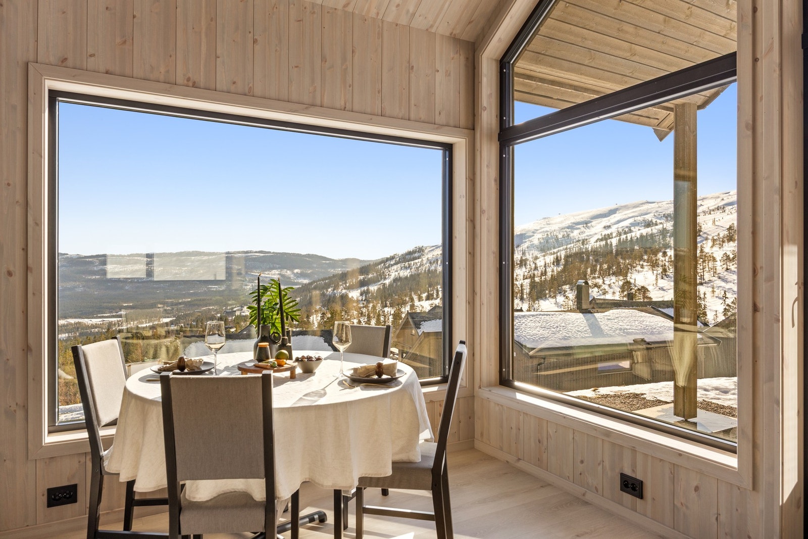 Generøse vindusflater lar den vakre utsikten stå i fokus - ett levende bilde som endrer seg med årstidene! Galleribilde