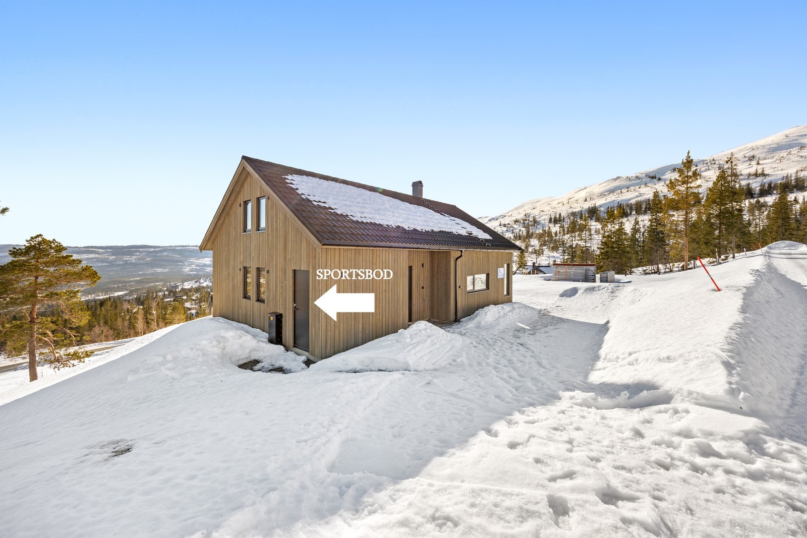 Det er også sportsbod, praktisk for oppbevaring av ski og utstyr for en aktiv livsstil på hytta! Galleribilde