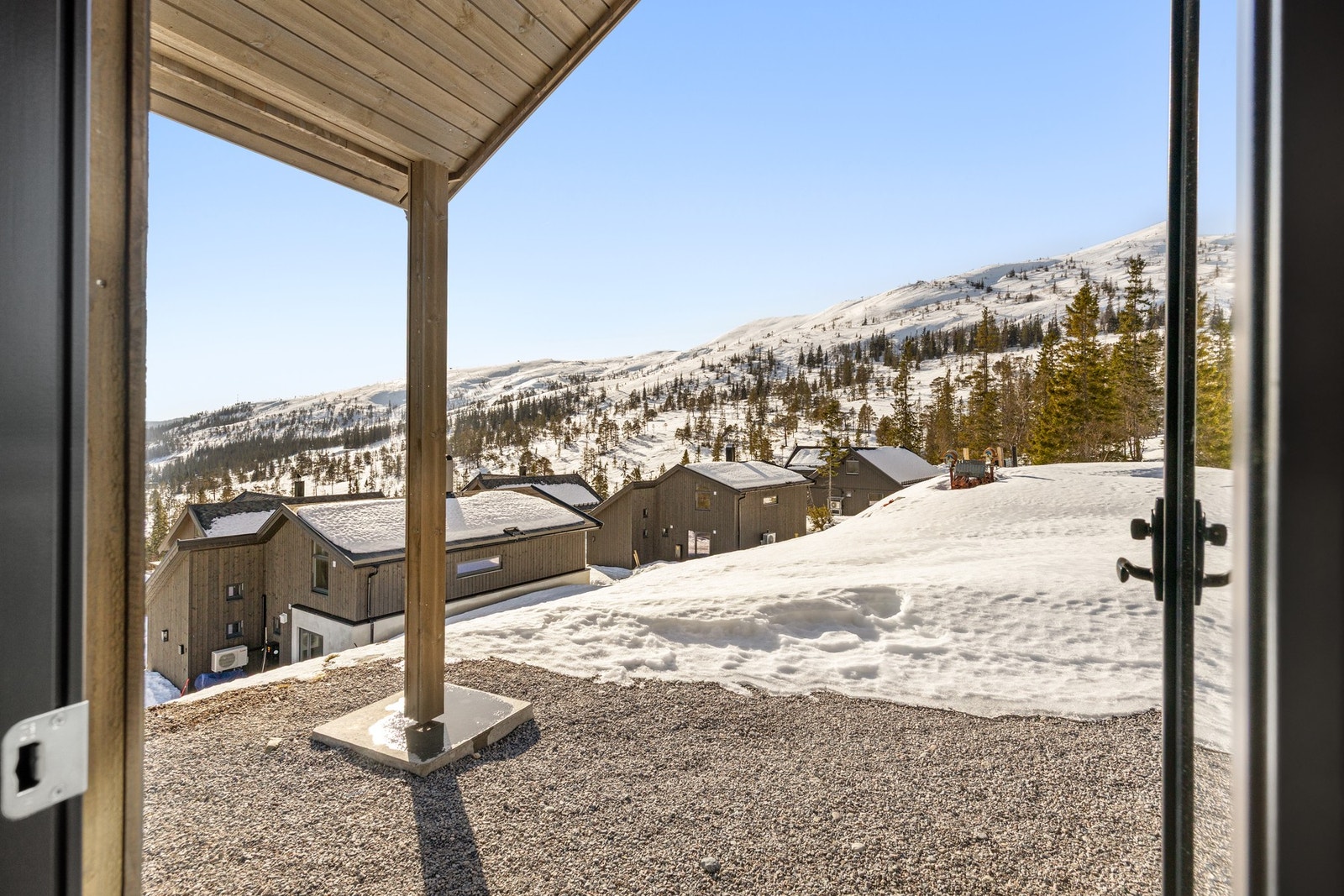 Fra kjøkkenet er det dør ut til uteområde. Galleribilde