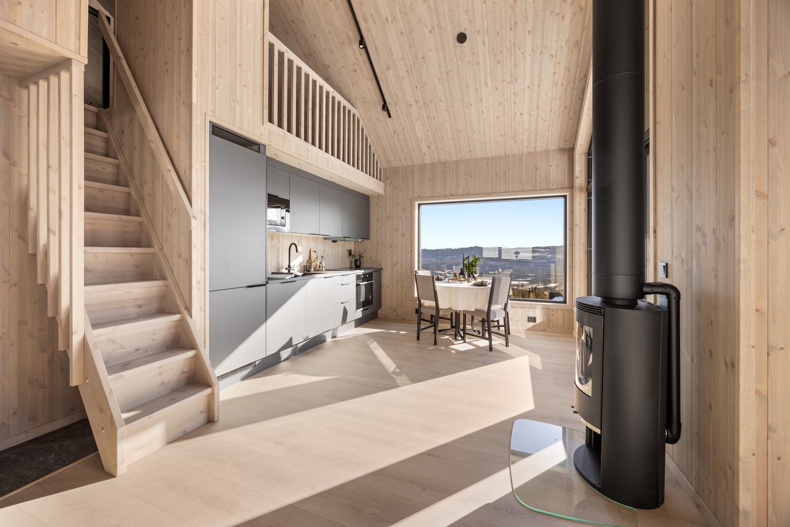 De sorte vinduskarmene tas igjen i sorte detaljer som lysskinne, stikkontakter og dører. Galleribilde