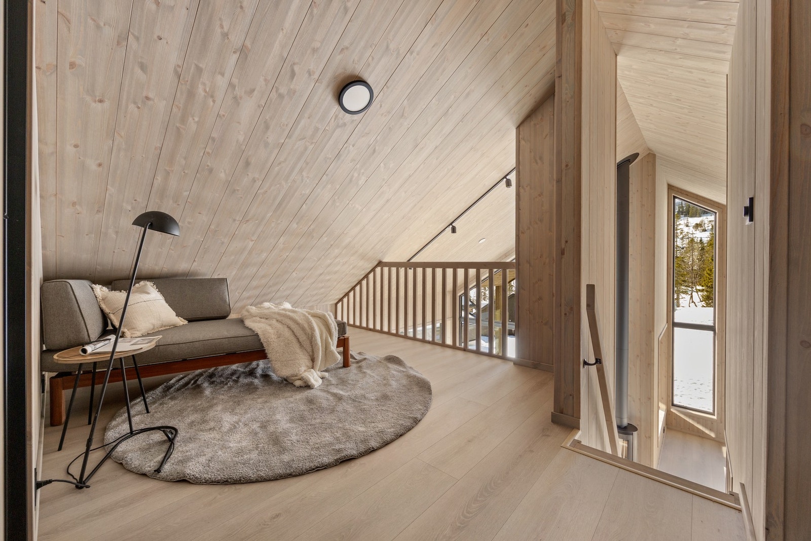 Loftet er innredet med loftstue, bod og to soverom Galleribilde