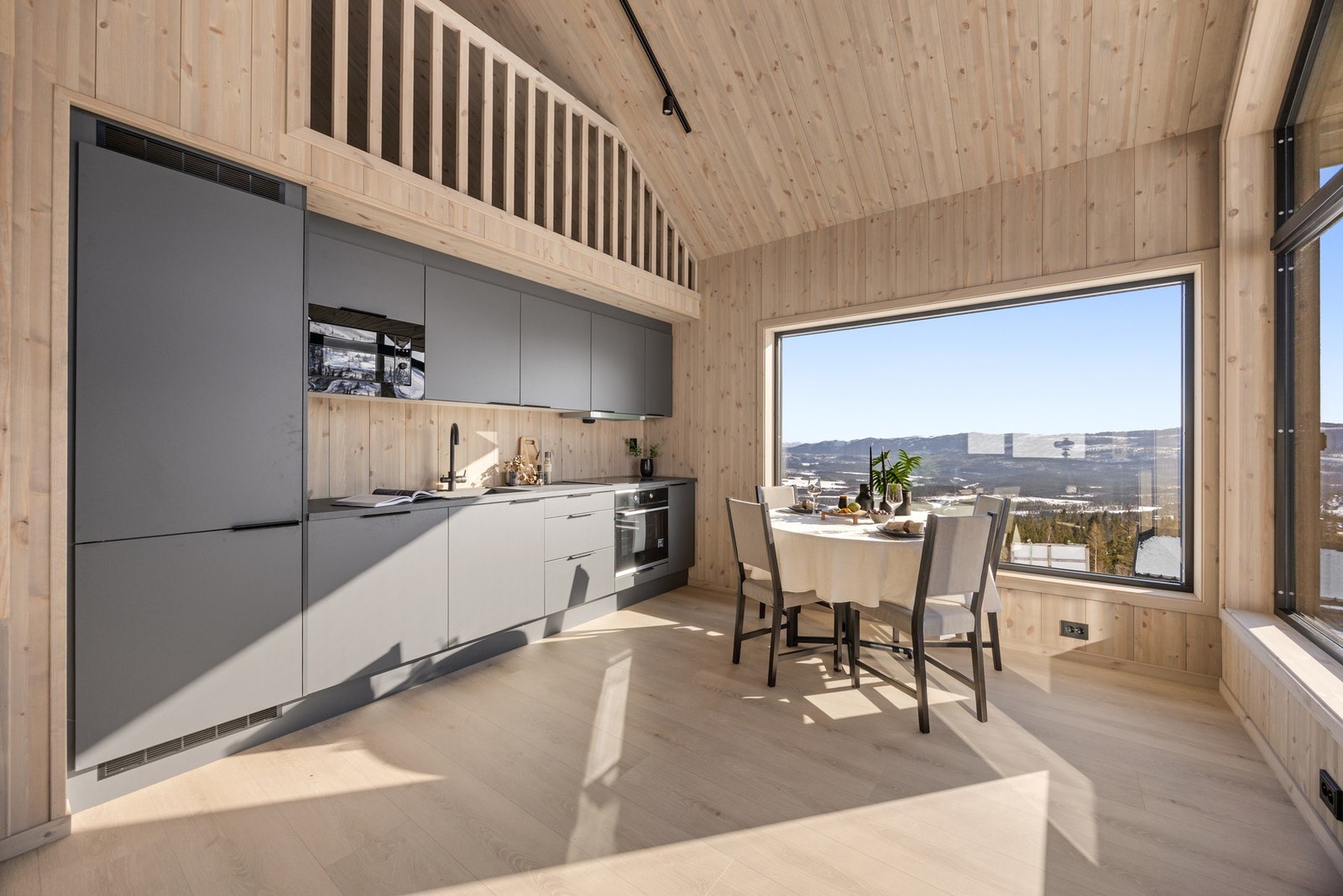 Lekker kjøkkeninnredning med integrerte hvitevarer. Innredningen er fra Sigdal med frontene "Vidde granitt" Galleribilde