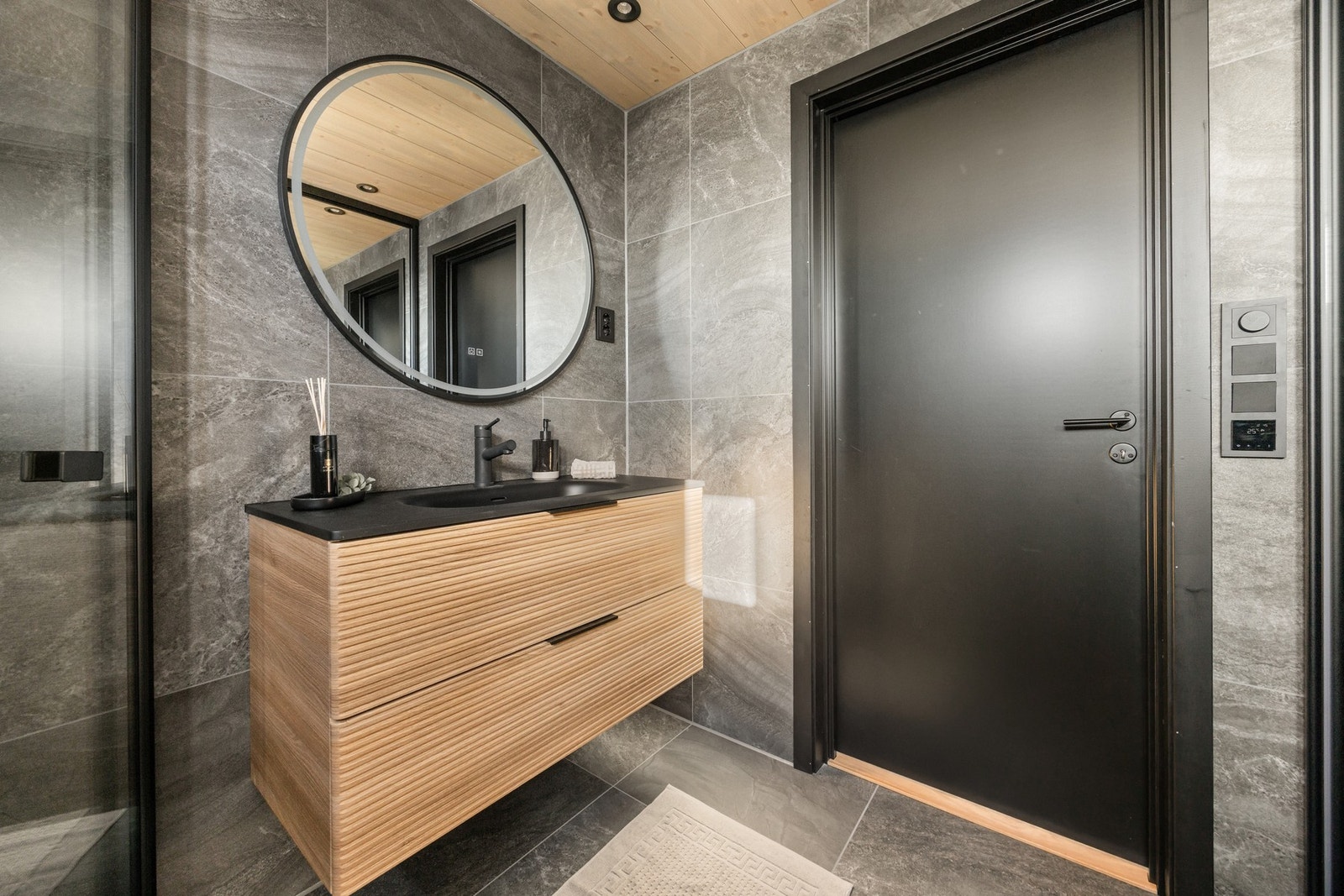 Utstyrt med servantskap, toalett og dusj. Galleribilde