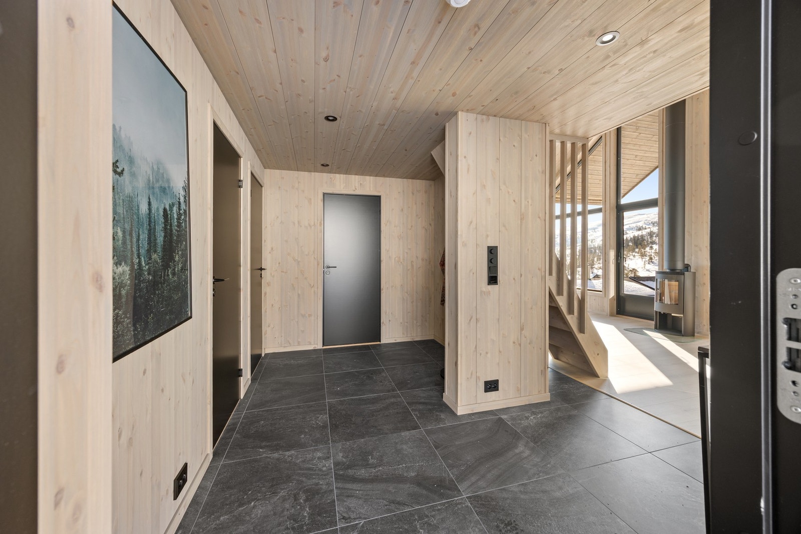 Gangen har flislagt gulv med varme, samt downlights i taket. Galleribilde